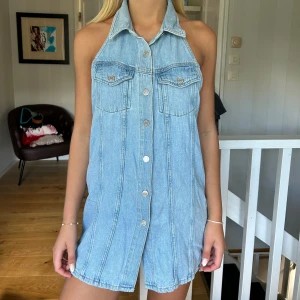 Denimklänning  - Säljer denna coola klänning med denimtyg. Öppen i ryggen och i bra skick🩵