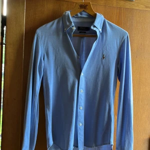 Ralph lauren skjorta - Tja, säljer en riktigt fet skjorta frpn Ralph lauren. Skick 7/10 Mitt pris 449 Lite defekter därför så billigt. 