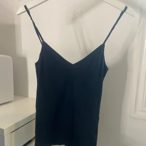 H&m linne  - Basic svart linne från H&m, lite ribbat i materialet 💓