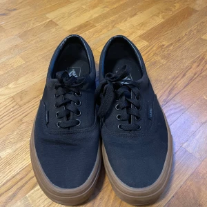 Svart bruna vans skor - Säljer mina vans skor som inte längre kommer till användning. Storlek 40. Köpta på stadium outlet. Original pris 550kr