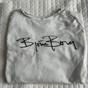 Björn borg sweatshirt  - En fin sweatshirt från björn borg, som tyvärr har en liten fläck på baksida arm Stl: M