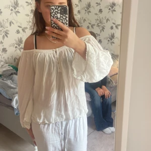 Blus - En söt blus från Gina Tricot, supermjukt material, storlek M men passar som S