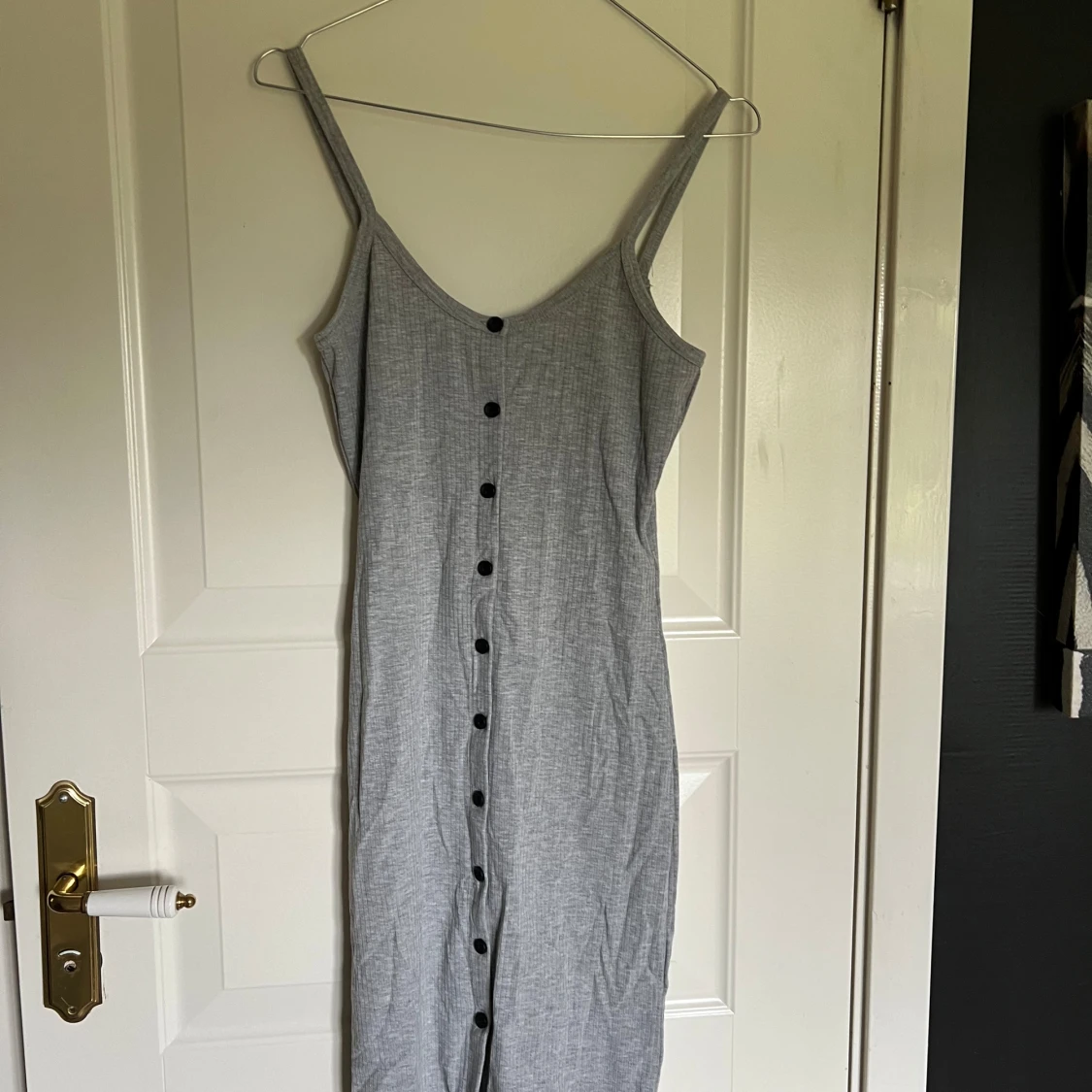 Lång klänning med knappar