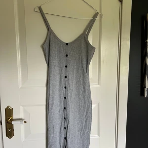Lång klänning med knappar  - Fin lång klänning med knappar och spagettiband☺️