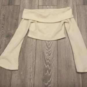 Långärmad  - Det är en söt långärmad tröja som ska sitta vid axlarna 