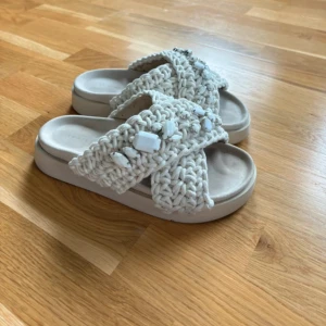 inuikii - säljer vita inuikii i bra skick köpta för 2 veckor sedan nypris 2600kr 