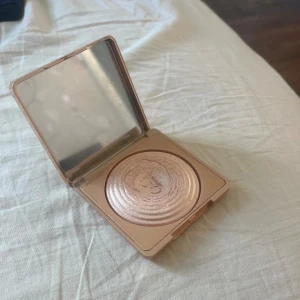 Caia highliter  - Caia highliter som jag köpte men tyckte de va fel färg så inte använt bara lite skador i highlitern 