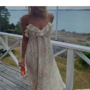 H&m blommig sommarklänning - Säljer denna fina sommarklänning från H&M! Helt slutsåld och kommer ej in igen på hemsidan. Lång på mig som är 1,57. Kan posta klänningen omgående. Tar bud! Skriv vid fler frågor. Kolla gärna in mina andra annonser 🥰