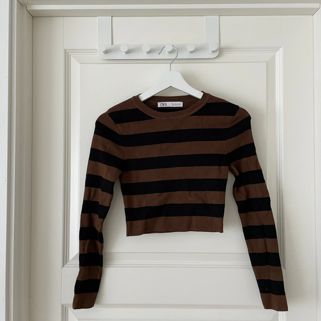 Svart brun randig topp