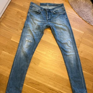Dondup George - Tjena! Säljer nu dessa feta Dondups i modellen George. De är i storlek 33 men sitter lite mindre. De har snygg design med slitningar på knäna. Hör av dig vid minsta lilla fundering, mvh Måns