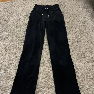 Juicy couture byxor  - Säljer mina marinblå juicy couture byxor pga att jag har tröttnat på dem. Jag tycker att dem är i bra skick. Orginal pris 1200kr