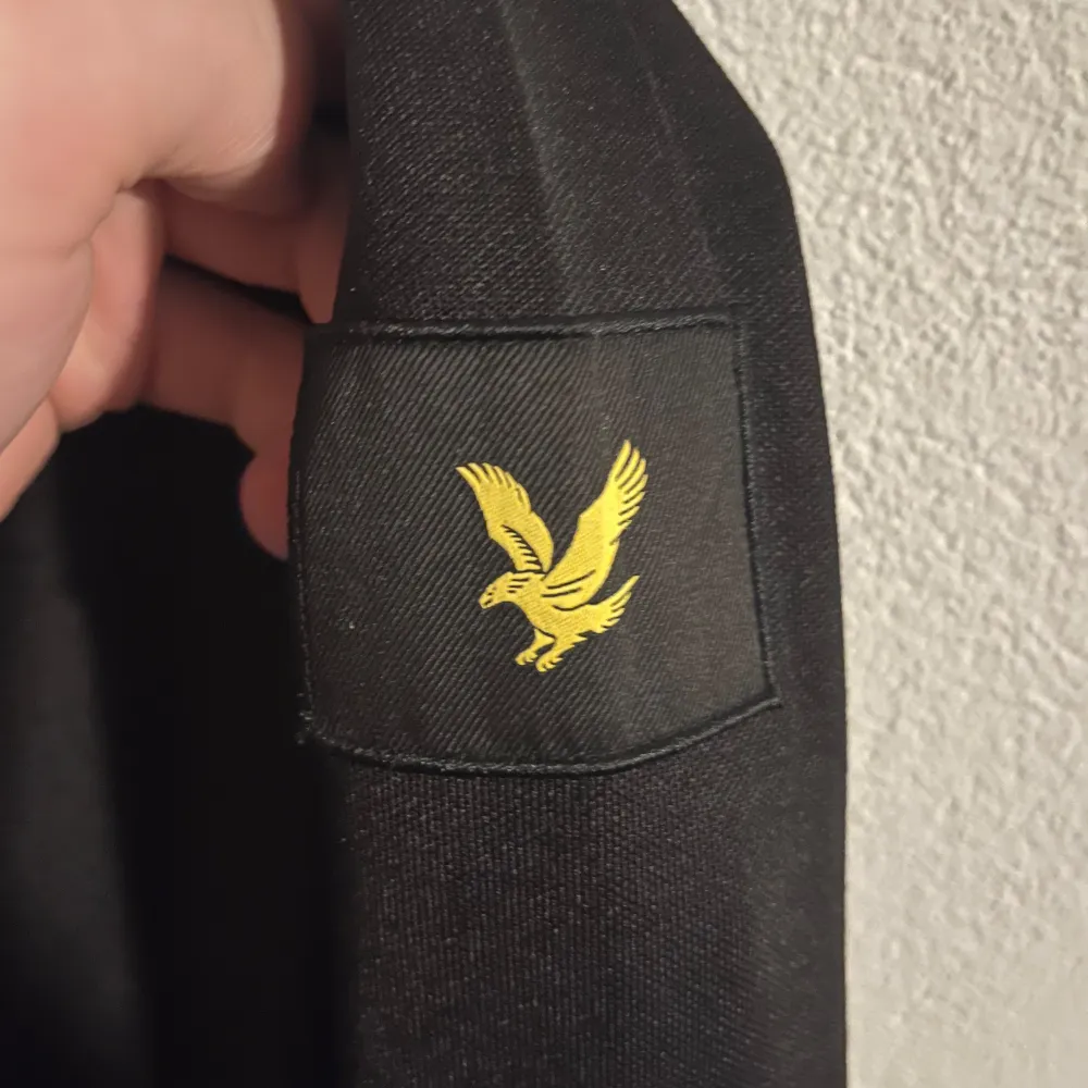 En lyle&scott tröja som aldrig är använd och i riktigt fint skick. Skriv vid frågor. Hoodies.