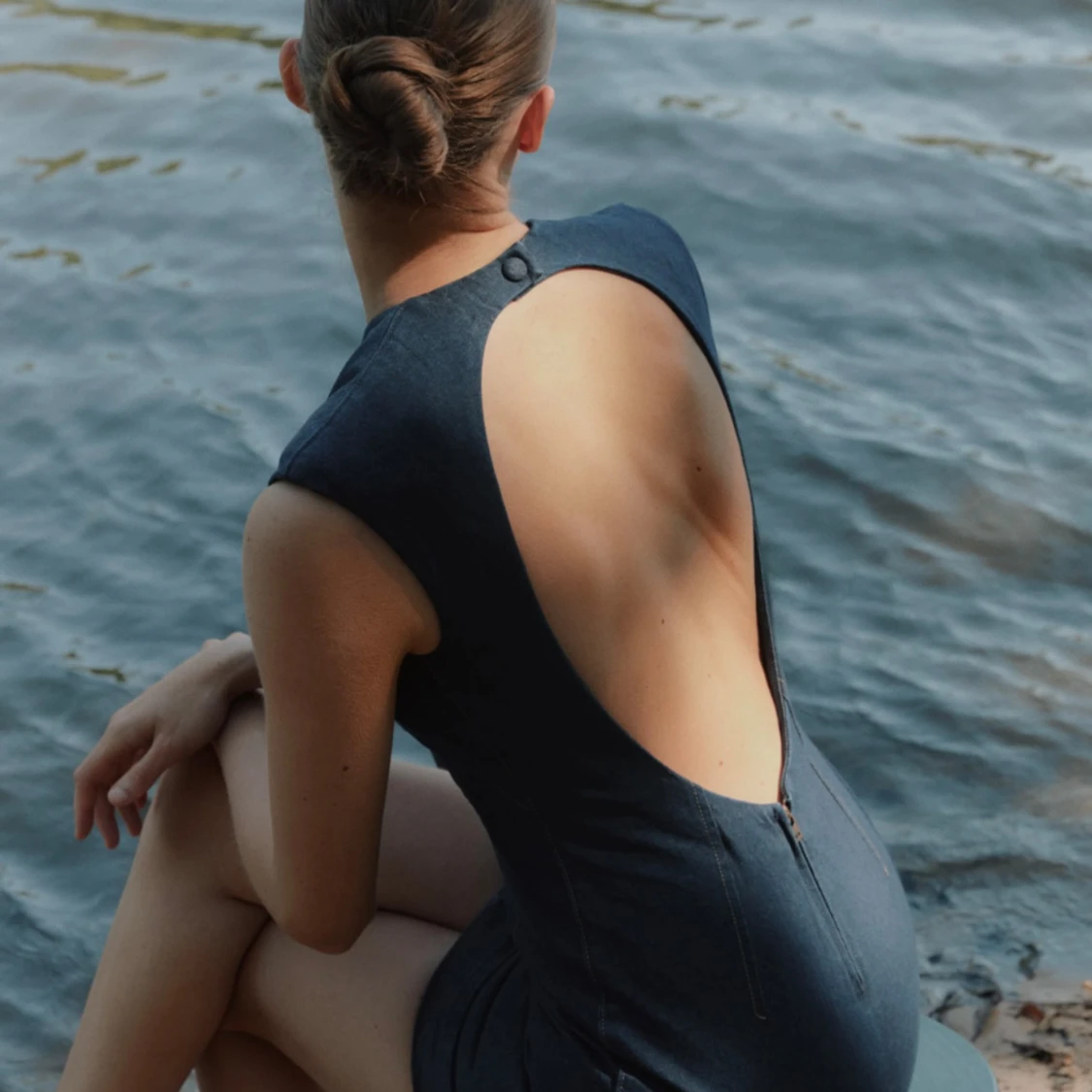 Mörkblå klänning med öppen rygg