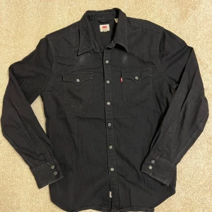 Svart Levis jeansjacka  - Sparsamt använd, storlek L