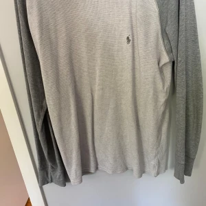 Ralph lauren tröja - En Ralph lauren tröja som inte inte kommit till användning på länge därför säljer jag den. Den är i storlek L och passar L