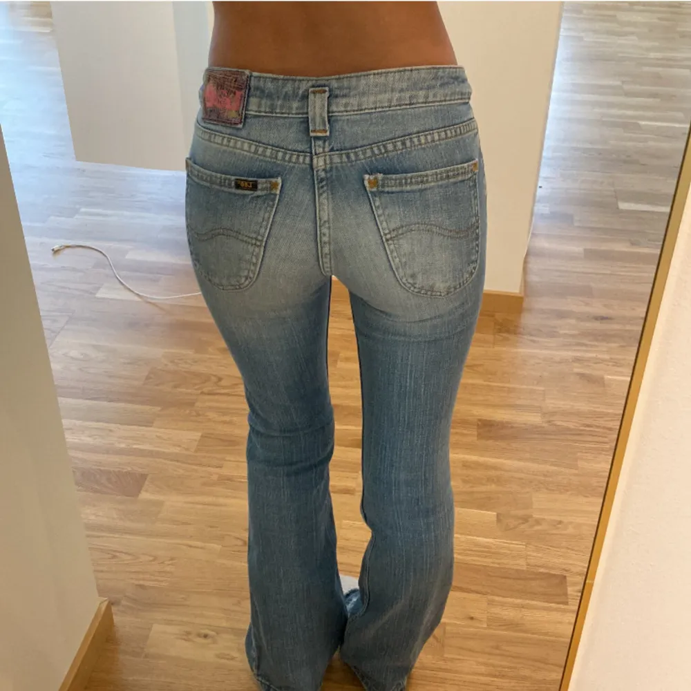 Intressekoll på Lee jeans i fint skick, midjemåttet ligger på 33cm och innerbenet 77cm. . Jeans & Byxor.