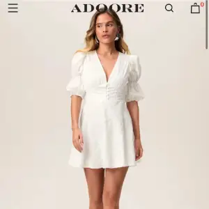 Säljer denna superfina populära klänning från adoore. Använd 1 gång och skulle även säga att den är liten i storleken. Mer som en storlek 38! Nypris är 1495kr (Skriv för egna bilder)