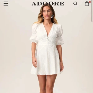 Adoore klänning  - Säljer denna superfina populära klänning från adoore. Använd 1 gång och skulle även säga att den är liten i storleken. Mer som en storlek 38! Nypris är 1495kr (Skriv för egna bilder)