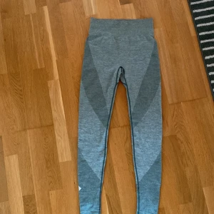 Träningstights  - Tights från Lager 157 , gröna  Testade en gång , nyskick  Storlek M 