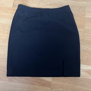 Tight kjol - Fin svart tight kjol med en liten slits vid ena benet. Har aldrig använts på grund av fel storlek. Nytt skick 