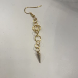 Spetsiga långa guld Sthlmstil örhängen  - Sthlmstil örhängen guldiga snygga långa