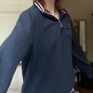 Marinblå tröja - Jättefin marinblå tröja, halv zipup. Vet inte om den är vintage men ger lite den viben! Bekväm, men inte längre min stil. 