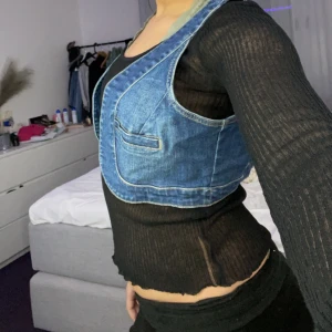 Jeans väst - Säljer denna jätte söta jeans västen som inte kommer till användning. Köpt på POP Stockholm. Står ingen strl men skulle passa xs-m💞