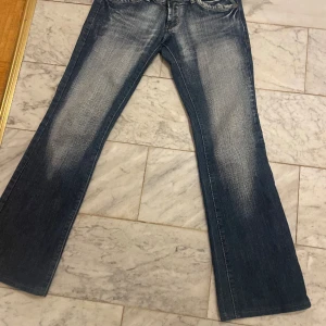 Mörk/ljusblåa lågmidjade jeans  - Jag säljer mina jättesnygga lågmidjade y2k jeans då de blivit för små för mig, skriv privat för mått etc 🩷Kan tänka mig att diskutera priset. 