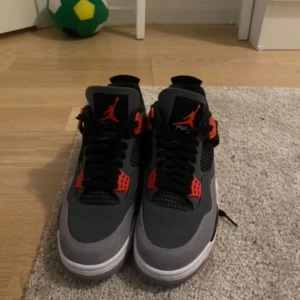 Jordan 4 Infared red - Stl.44, använda, skick 3/5, äkta såklart.