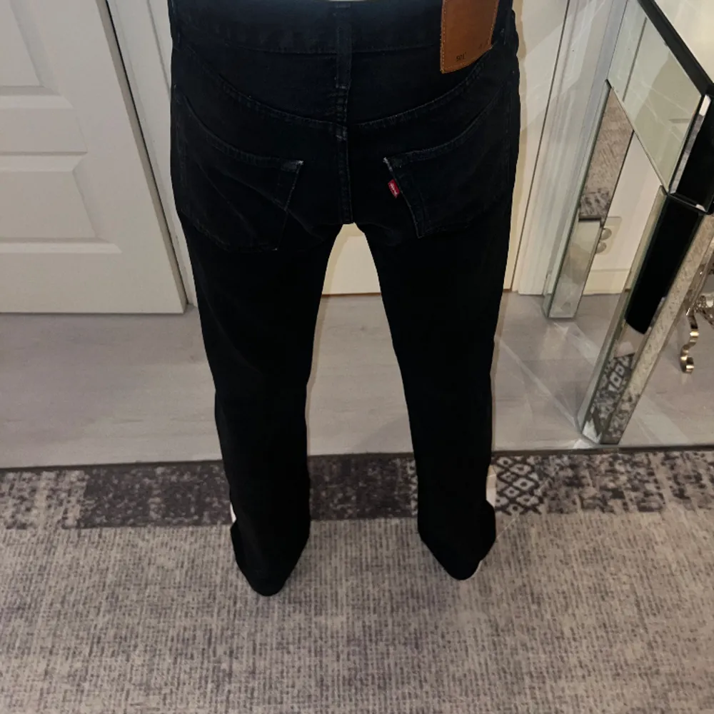 Säljer ett par fina levi’s byxor svarta storlek 29/32 använd ett tag men har använts sparsamt lite fading på byxor men inget som syns mycket. Köptes för 1000kr säljer för 500kr . Jeans & Byxor.