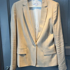 Marella kavaj strl.M - Lätt och ledig sommar kavaj som passar till mycket! Har dock en liten fläck på axeln, har inte försökt tvätta den men tror den kan gå bort med lite vilja! Hör gärna av dig om mer information eller bilder😊