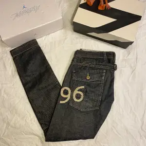 Säljer ett par riktigt feta svarta g-star jeans med 96 inbroderat på baksidan. Skick 7/10👍har blivit sydda i skrevet men inget som syns.