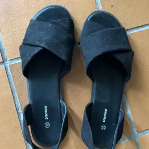 Svarta sandaler ifrån Deichmann♥️  Storlek: 39♥️ ♥️♥️♥️