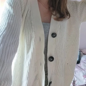 Stickad kofta - Superfin kofta som säljs då jag inte använder den längre. Storleken är 170 men passar ungefär S också💗💗