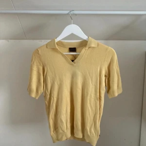 Gul stickad t-shirt  - Fin topp men aldrig använd, prislappen sitter kvar. Köpt för 500.
