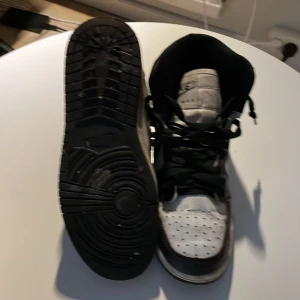 Jordans - Jordan 1 high storlek 38.Har används 3 gånger innan den är för små för mig