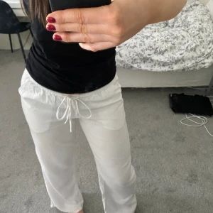 HM Linnebyxor - Säljer dessa eftertraktade linnebyxor från hm. Storlek xs och är lågmidjade, perfekt nu till våren och sommaren.