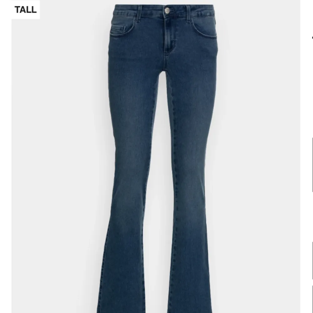 Köpte dom här jeansen för ett tag sedan, har inte använt dom mycket och är i bra skick. Köpte dom för 399kr och säljer för 200kr. Jeans & Byxor.