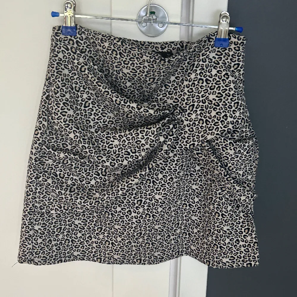 Kjol från Zara använd 2 gånger, är i djumönstrad design , beige/svart färger, normal i storlek oxhuvud mycket bra skick!. Kjolar.