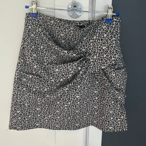 Kjol - Kjol från Zara använd 2 gånger, är i djumönstrad design , beige/svart färger, normal i storlek oxhuvud mycket bra skick!