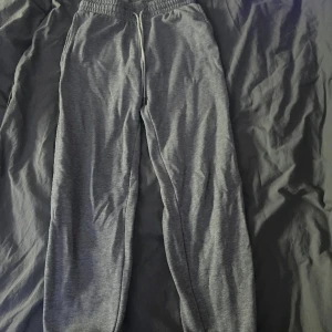Mjukisbyxor  - Säljer gråa mjukis från hm🩷👚