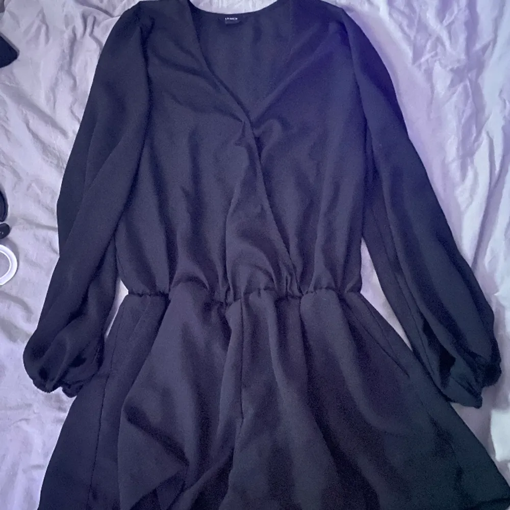Säljer min svarta byxdress bra skick🩷👚. Mekot.