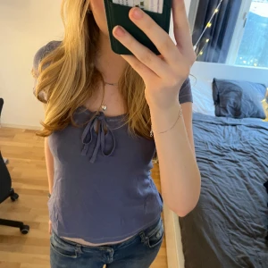 T-shirt - Säljer denna sjukt söta toppen från Anna Field. Tröjan är använd ca 1 gång och är därför i perfekt skick. Frakten betalas av köparen!!💓💓💓