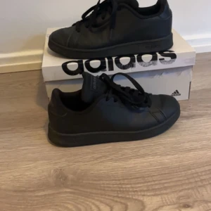 Adidas skor - Svarta adidas skor i storlek 36. Säljer för att dom inte passar och att dom inte är min stil. Har används några gånger men är fortfarande helt hela. Dom är Från adidas köpt för 500. (Tvättas före frakt.) 