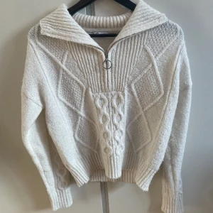 Stickad tröja - Stickad smuts vit tröja med dragkedja från cubus. Köpt för 400kr. I nyskick och använd fåtal gånger. Köpare står för frakten 