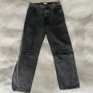 Säljer ett par Woodbird jeans eftersom de inte kommer tills ncöndning längre. Färgen är mörkare grått/svart. Fortfarande i bra skick!