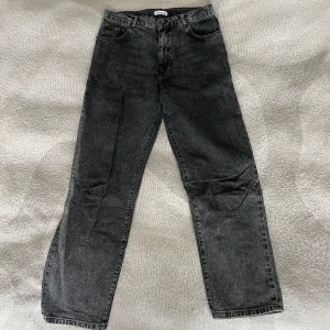 Woodbird Jeans - Säljer ett par Woodbird jeans eftersom de inte kommer tills ncöndning längre. Färgen är mörkare grått/svart. Fortfarande i bra skick!