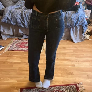 Wrangler jeans - Skit coola jeans från wrangler, köpt på secondhand. Tror de står 29:30 på stl. Säljer då de är för korta för mig, är 172. Obs har gjort de längre, se bild 3💕💕