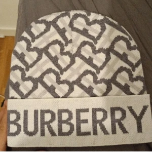 Burberry mössa - Använd lite men fortfarande bra skick 