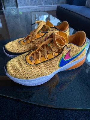 Lebron 20 Basketskor - Säljer nu ett par Lebron 20 i storlek 45. Skorna är fortfarande i toppskick och sulan är knappt sliten. Kan även vara intresserad av byten. Nypris 2250kr inköpta på nike.com